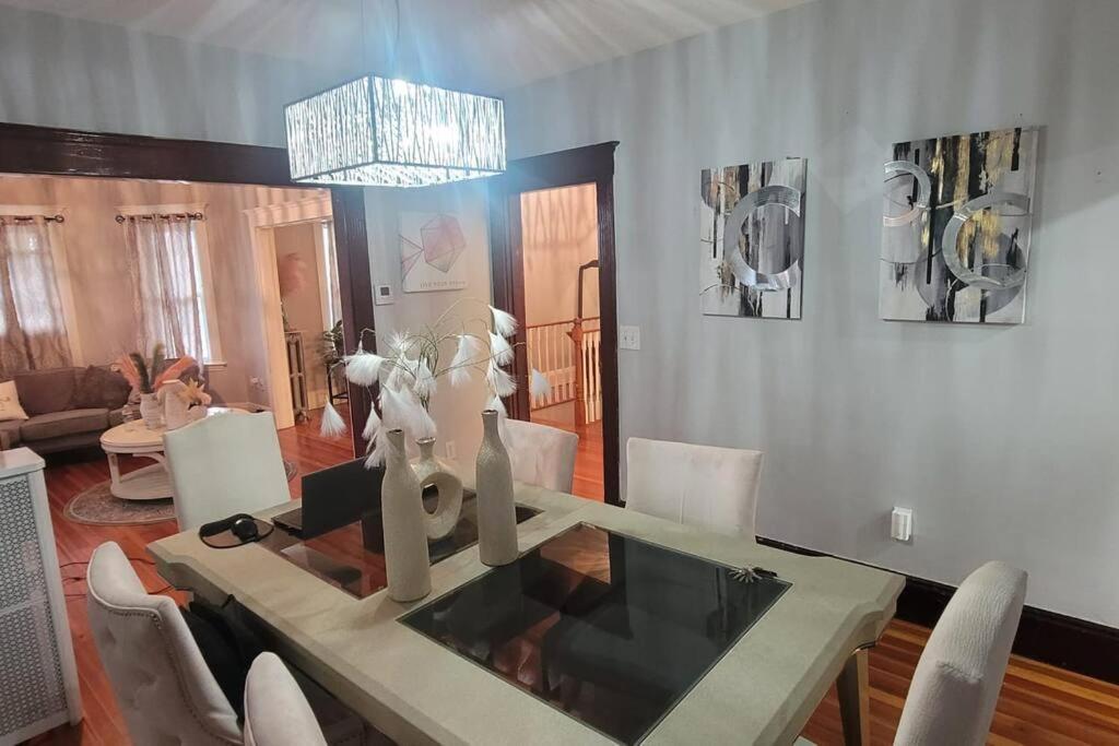 Modern Haven ,Your Stylish Retreat Бостон Екстер'єр фото